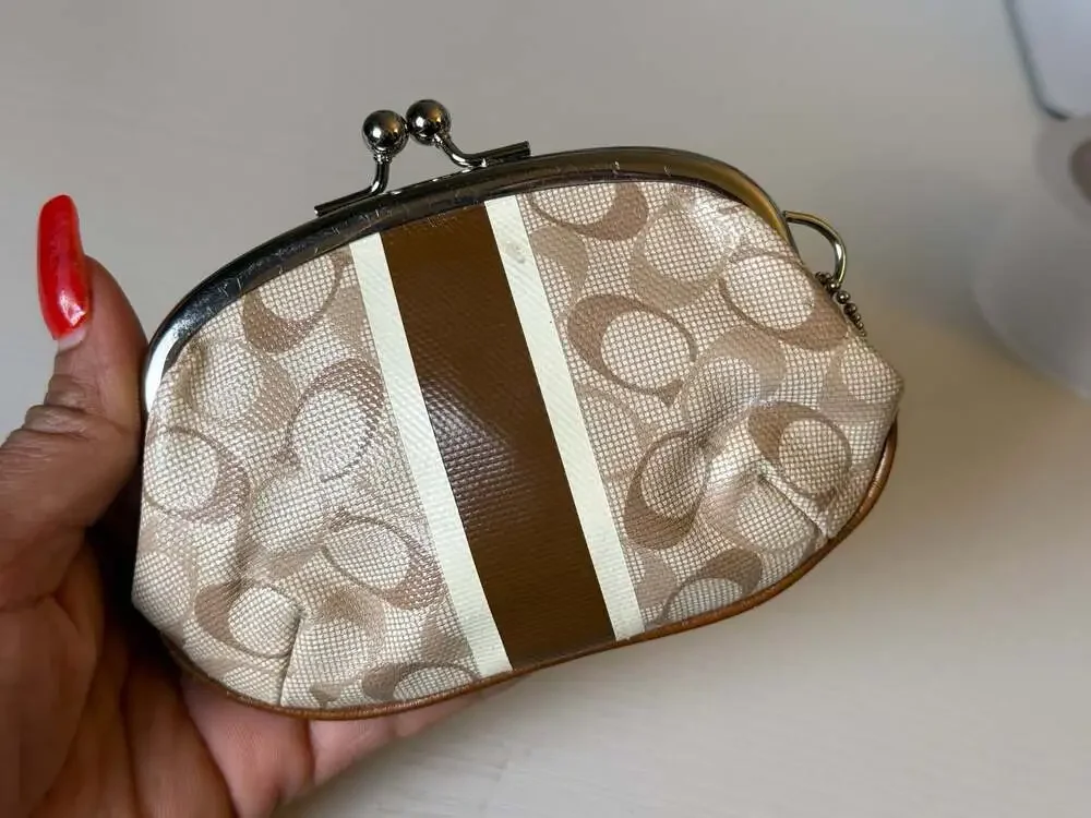 Vintage kiss lock coach change purse